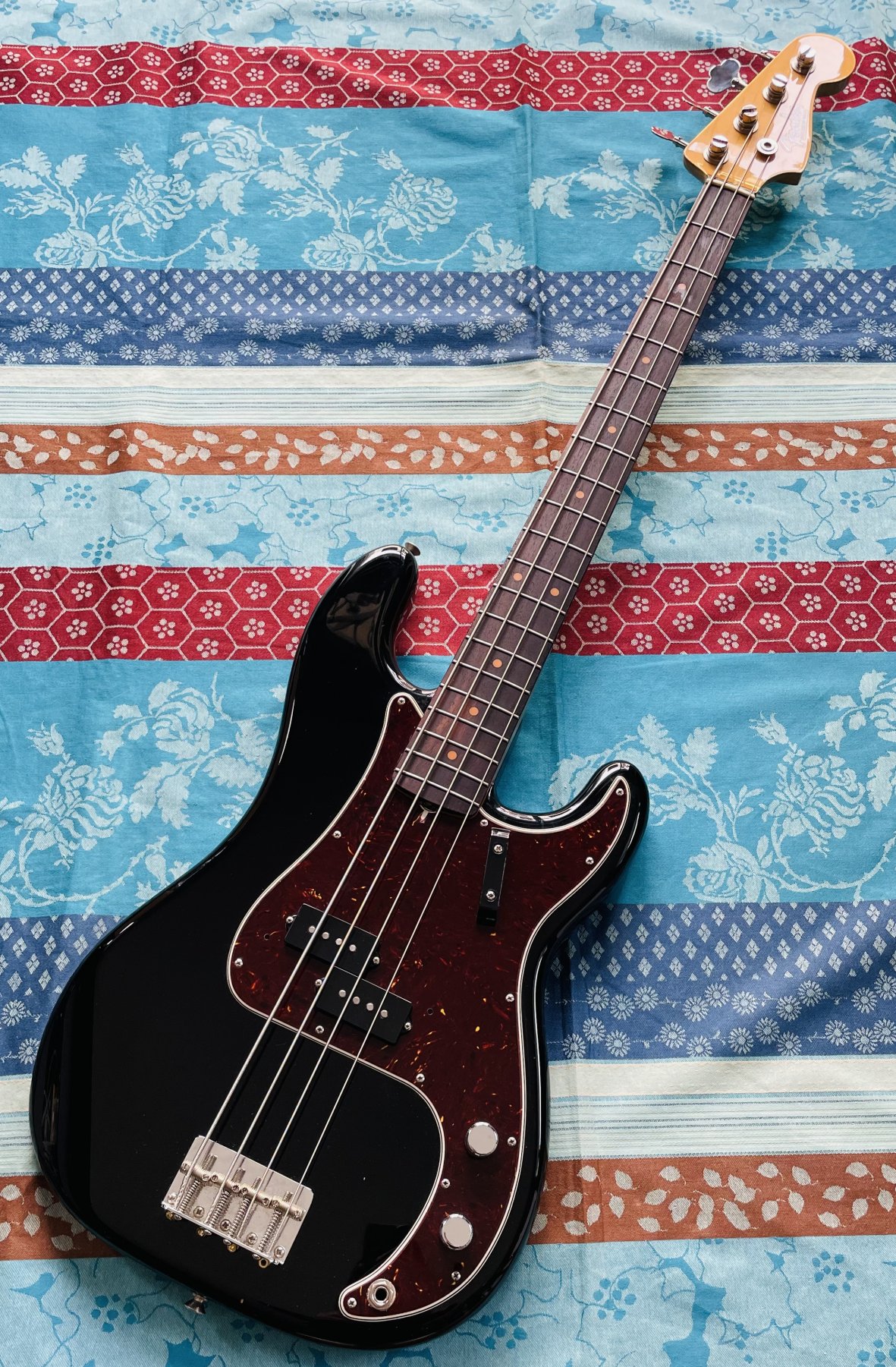 Basse électrique Fender American Vintage II 1960 Precision Bass black n°V2323798, modèle 0190160806, étui d’origine, accessoires complets et certificat, révision Thébé Lutherie (2026)