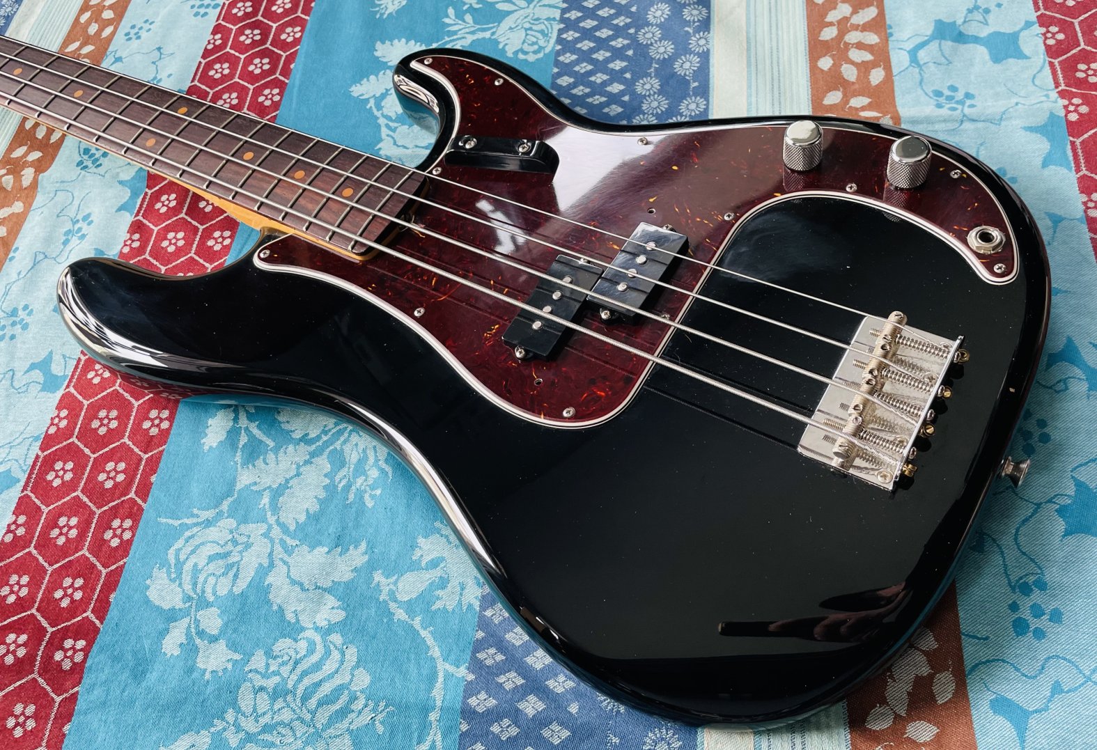 Basse électrique Fender American Vintage II 1960 Precision Bass black n°V2323798, modèle 0190160806, étui d’origine, accessoires complets et certificat, révision Thébé Lutherie (2026) – Image 2