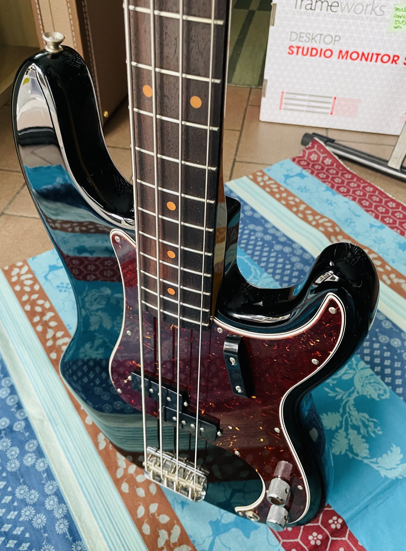 Basse électrique Fender American Vintage II 1960 Precision Bass black n°V2323798, modèle 0190160806, étui d’origine, accessoires complets et certificat, révision Thébé Lutherie (2026) – Image 12