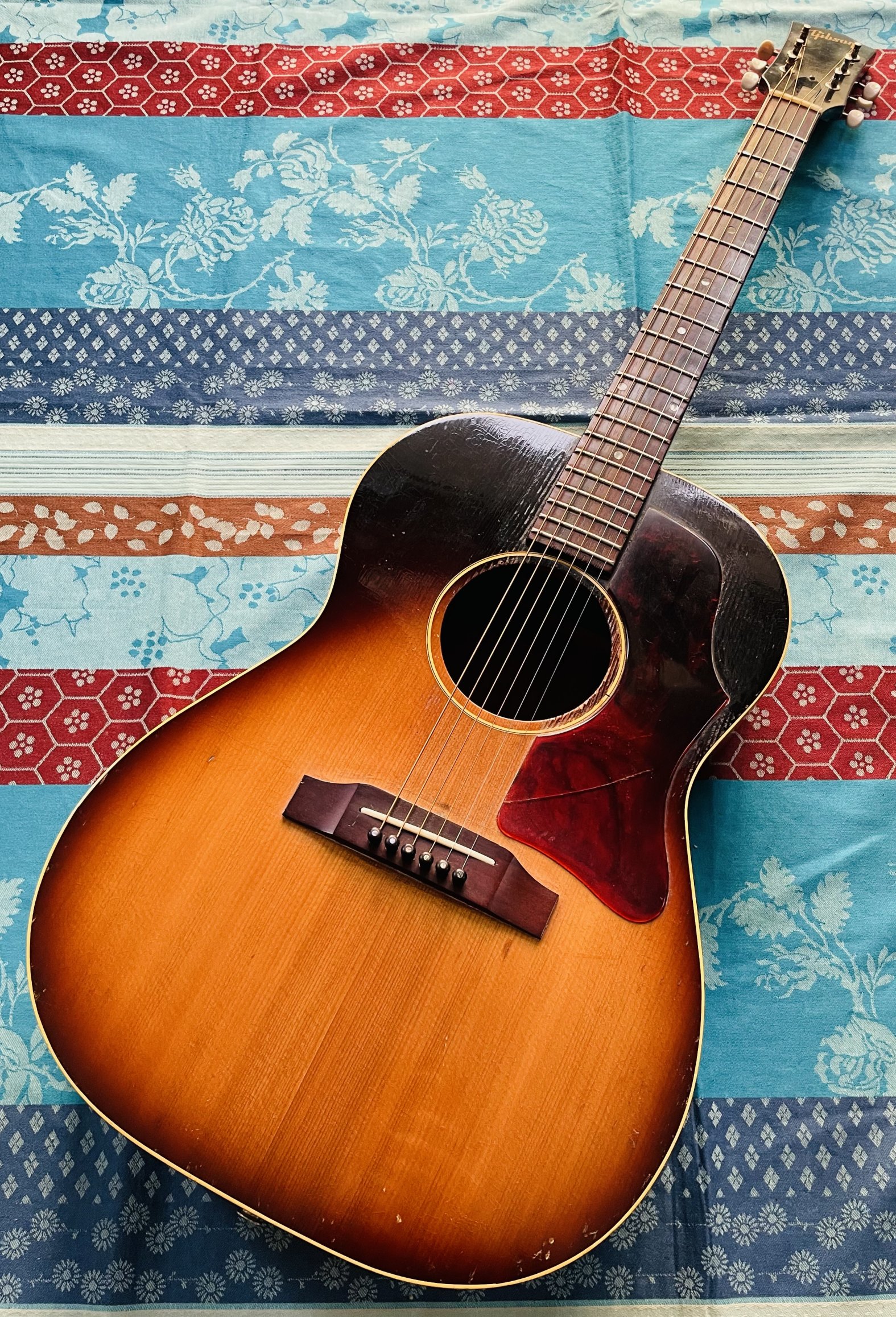 Rare guitare électro-acoustique vintage Gibson LG-1 n°166404 (1964, USA), étui