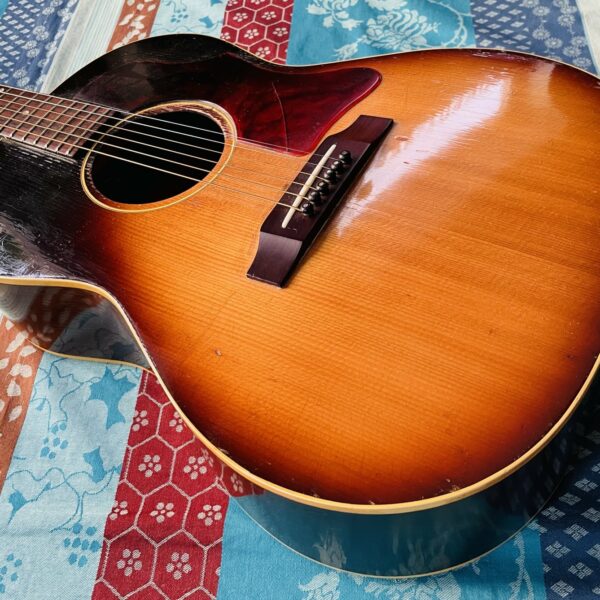 Alternative view of Rare guitare électro-acoustique vintage Gibson LG-1 n°166404 (1964, USA), étui