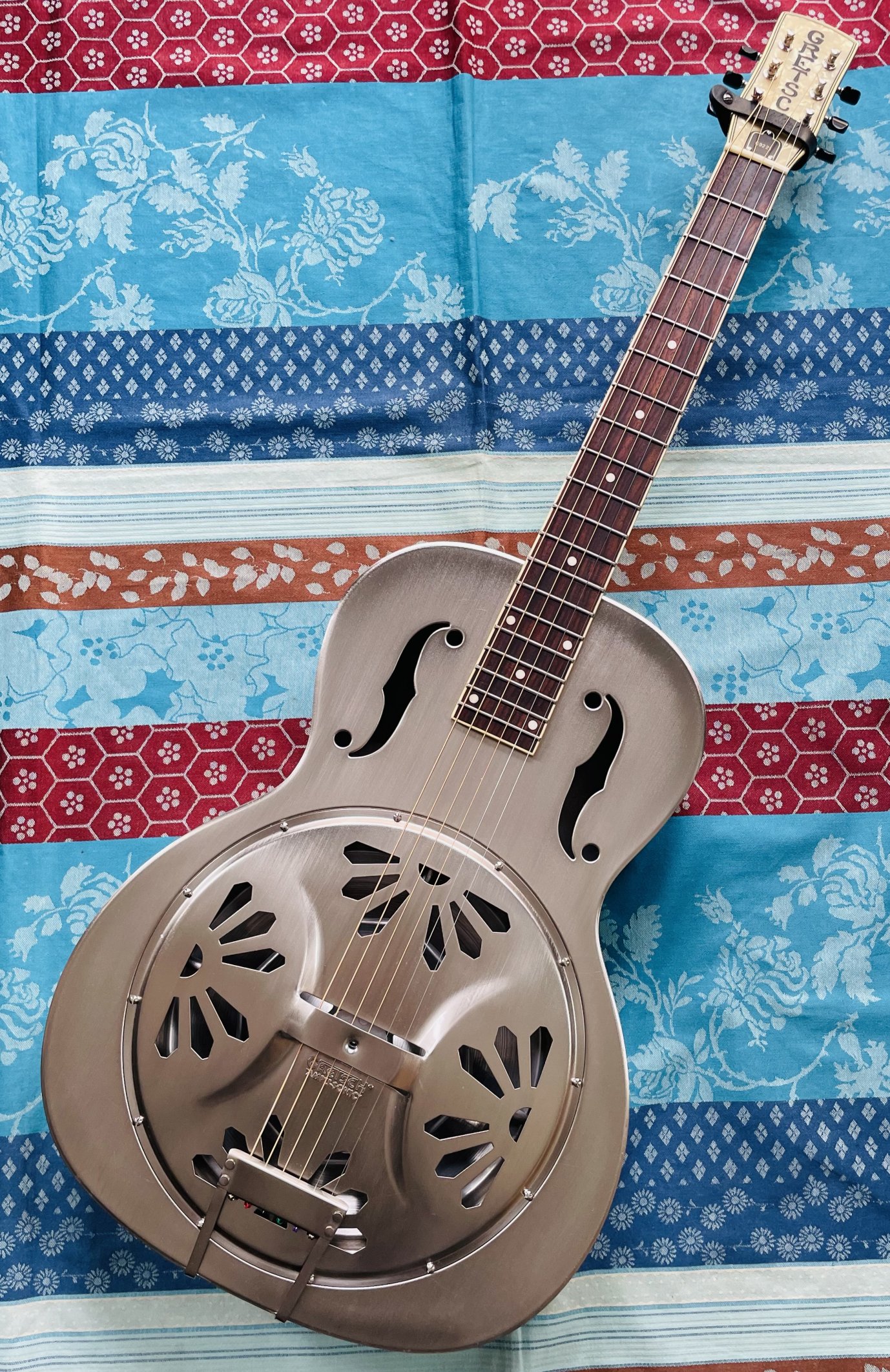 Guitare Résonateur Gretsch G9221 Bobtail Steel Roundneck n°CAXR142628, Case Gretsch (G6296), sangle, capo G7th, 2 jeux de cordes d’Addario EJ16-3D, 2 bottlenecks Dunlop, accordeur