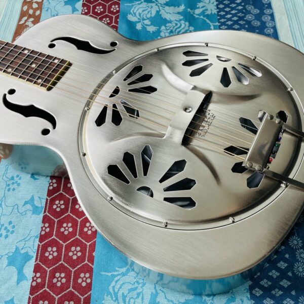 Alternative view of Guitare Résonateur Gretsch G9221 Bobtail Steel Roundneck n°CAXR142628, Case Gretsch (G6296), sangle, capo G7th, 2 jeux de cordes d’Addario EJ16-3D, 2 bottlenecks Dunlop, accordeur