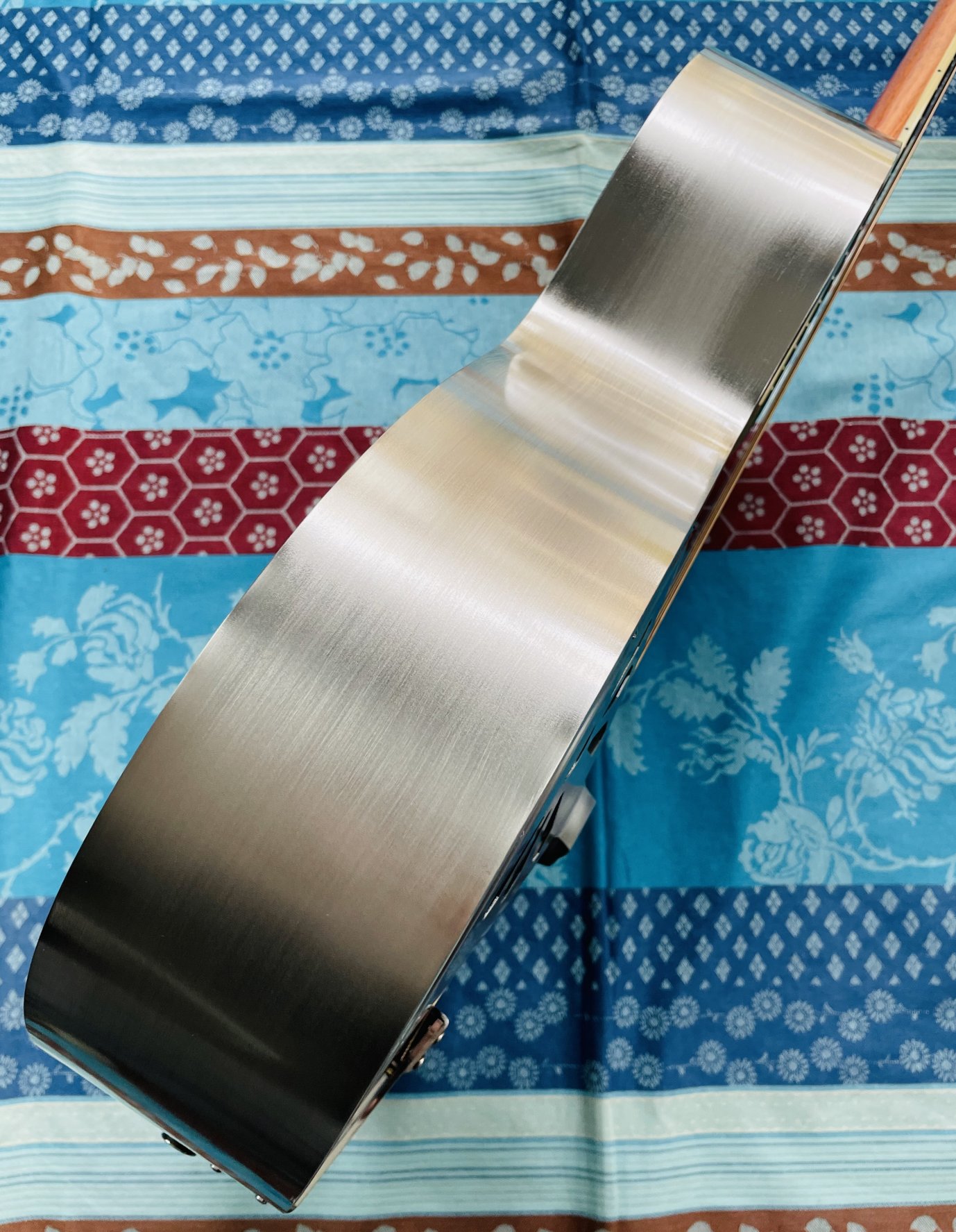 Guitare Résonateur Gretsch G9221 Bobtail Steel Roundneck n°CAXR142628, Case Gretsch (G6296), sangle, capo G7th, 2 jeux de cordes d’Addario EJ16-3D, 2 bottlenecks Dunlop, accordeur – Image 6