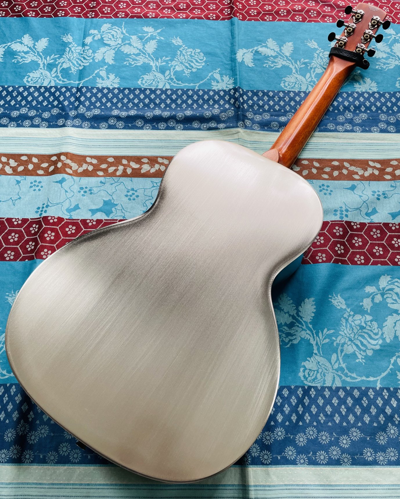 Guitare Résonateur Gretsch G9221 Bobtail Steel Roundneck n°CAXR142628, Case Gretsch (G6296), sangle, capo G7th, 2 jeux de cordes d’Addario EJ16-3D, 2 bottlenecks Dunlop, accordeur – Image 7