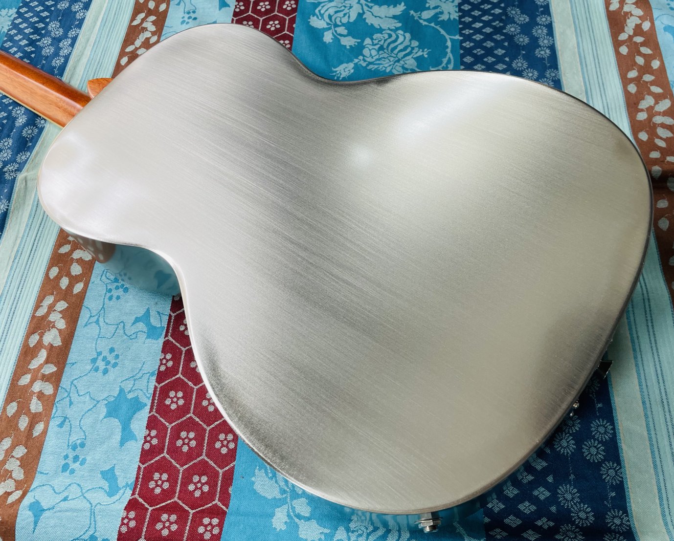 Guitare Résonateur Gretsch G9221 Bobtail Steel Roundneck n°CAXR142628, Case Gretsch (G6296), sangle, capo G7th, 2 jeux de cordes d’Addario EJ16-3D, 2 bottlenecks Dunlop, accordeur – Image 8