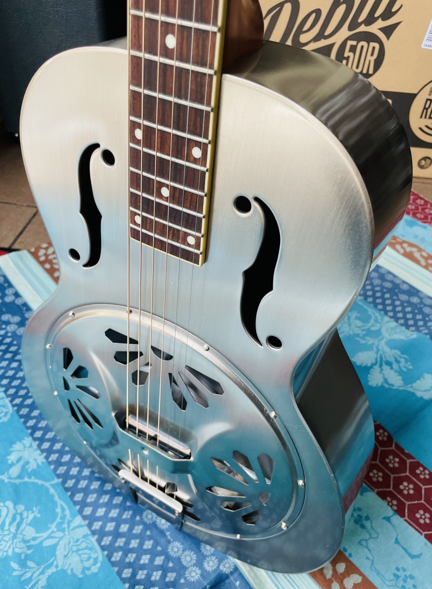 Guitare Résonateur Gretsch G9221 Bobtail Steel Roundneck n°CAXR142628, Case Gretsch (G6296), sangle, capo G7th, 2 jeux de cordes d’Addario EJ16-3D, 2 bottlenecks Dunlop, accordeur – Image 9