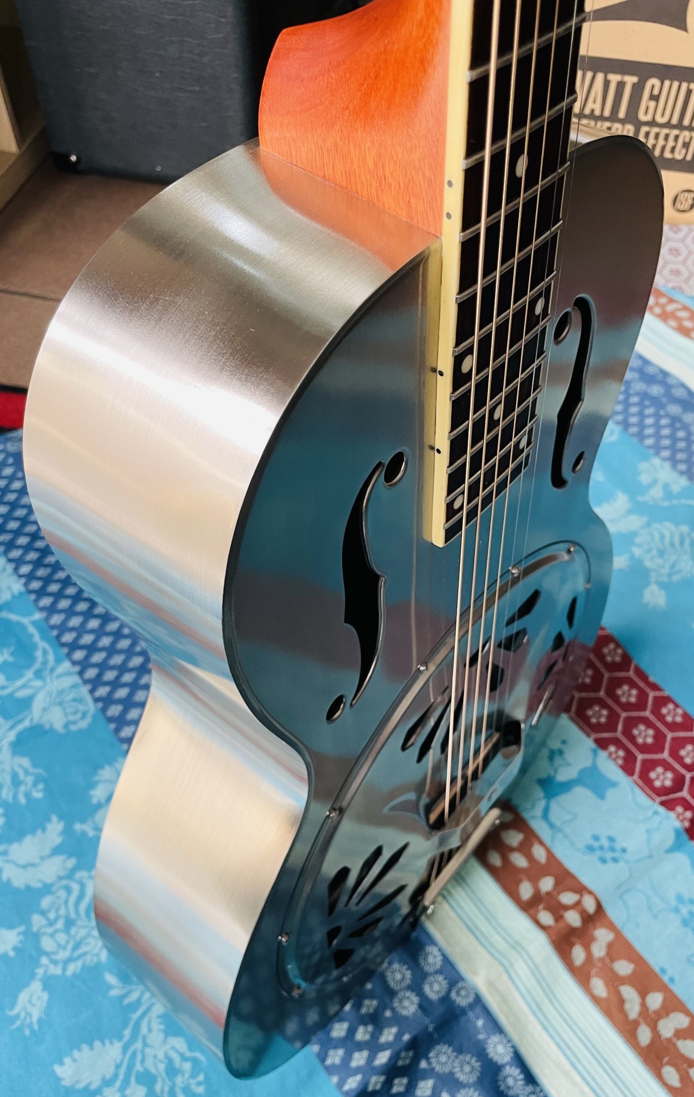 Guitare Résonateur Gretsch G9221 Bobtail Steel Roundneck n°CAXR142628, Case Gretsch (G6296), sangle, capo G7th, 2 jeux de cordes d’Addario EJ16-3D, 2 bottlenecks Dunlop, accordeur – Image 10