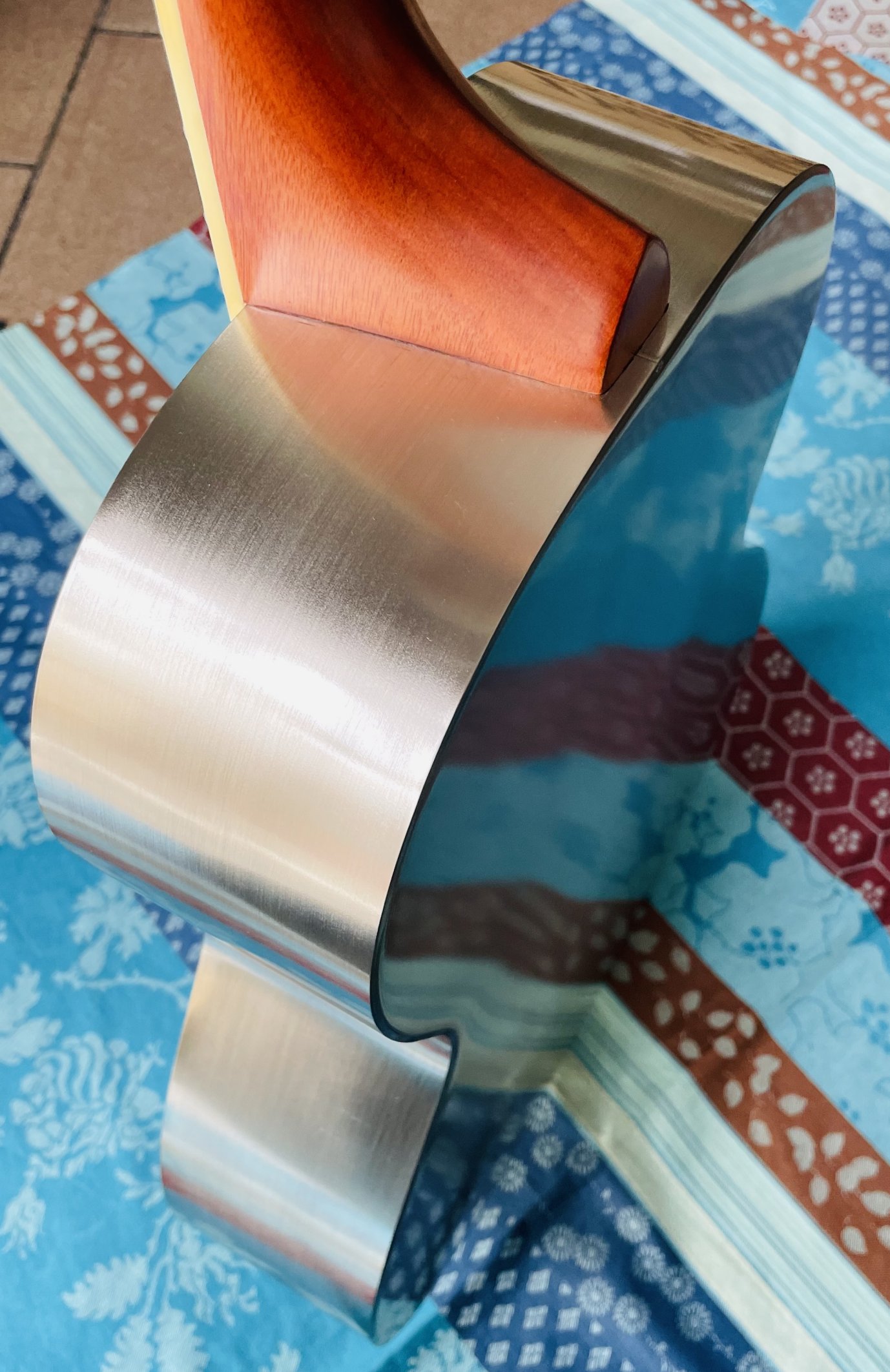 Guitare Résonateur Gretsch G9221 Bobtail Steel Roundneck n°CAXR142628, Case Gretsch (G6296), sangle, capo G7th, 2 jeux de cordes d’Addario EJ16-3D, 2 bottlenecks Dunlop, accordeur – Image 12