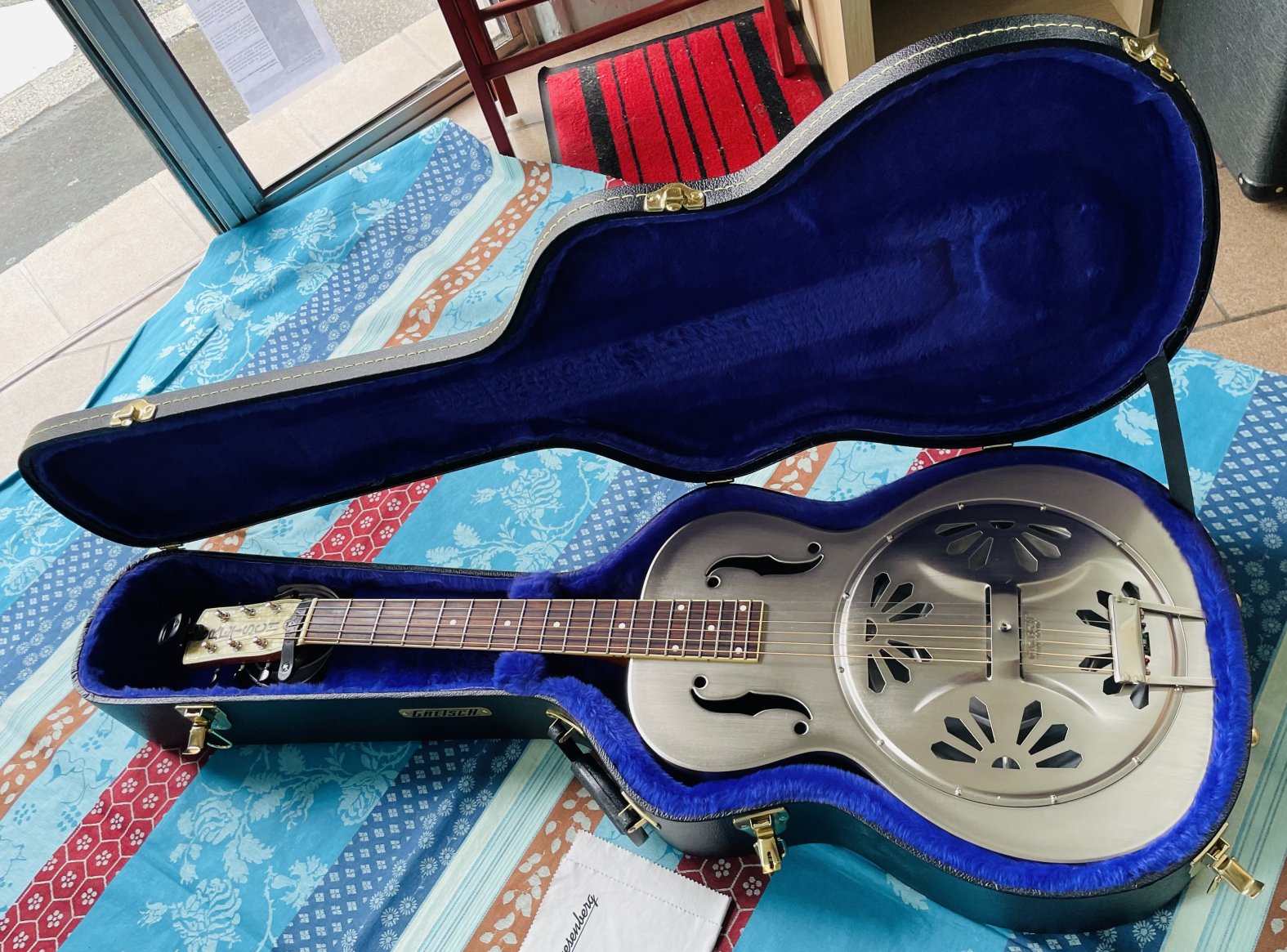 Guitare Résonateur Gretsch G9221 Bobtail Steel Roundneck n°CAXR142628, Case Gretsch (G6296), sangle, capo G7th, 2 jeux de cordes d’Addario EJ16-3D, 2 bottlenecks Dunlop, accordeur – Image 13