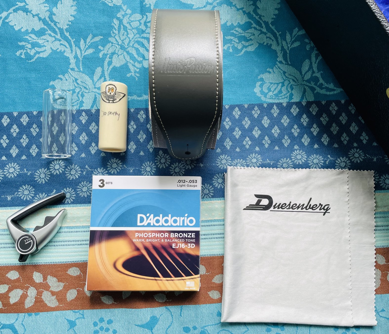 Guitare Résonateur Gretsch G9221 Bobtail Steel Roundneck n°CAXR142628, Case Gretsch (G6296), sangle, capo G7th, 2 jeux de cordes d’Addario EJ16-3D, 2 bottlenecks Dunlop, accordeur – Image 16