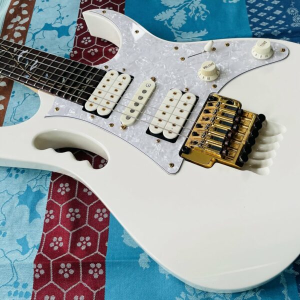 Alternative view of Guitare électrique Ibanez JEM 7 White n°F0701213 (2006, Japan), étui d'origine J-Craft, réglée chez le luthier Thébé Lutherie (février 2026)