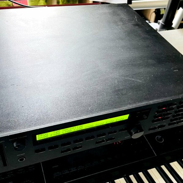 Alternative view of Synthé expandeur Korg M1R n°006780 (Japan), alim