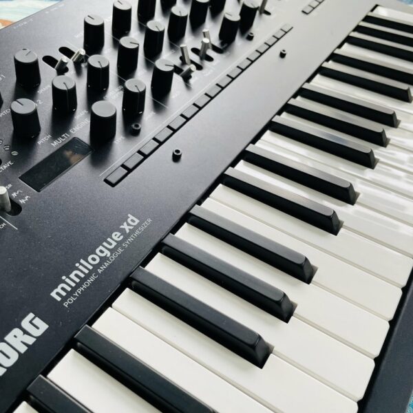 Alternative view of Synthé hybride analogique numérique Korg Minilogue XD n°018202, alim