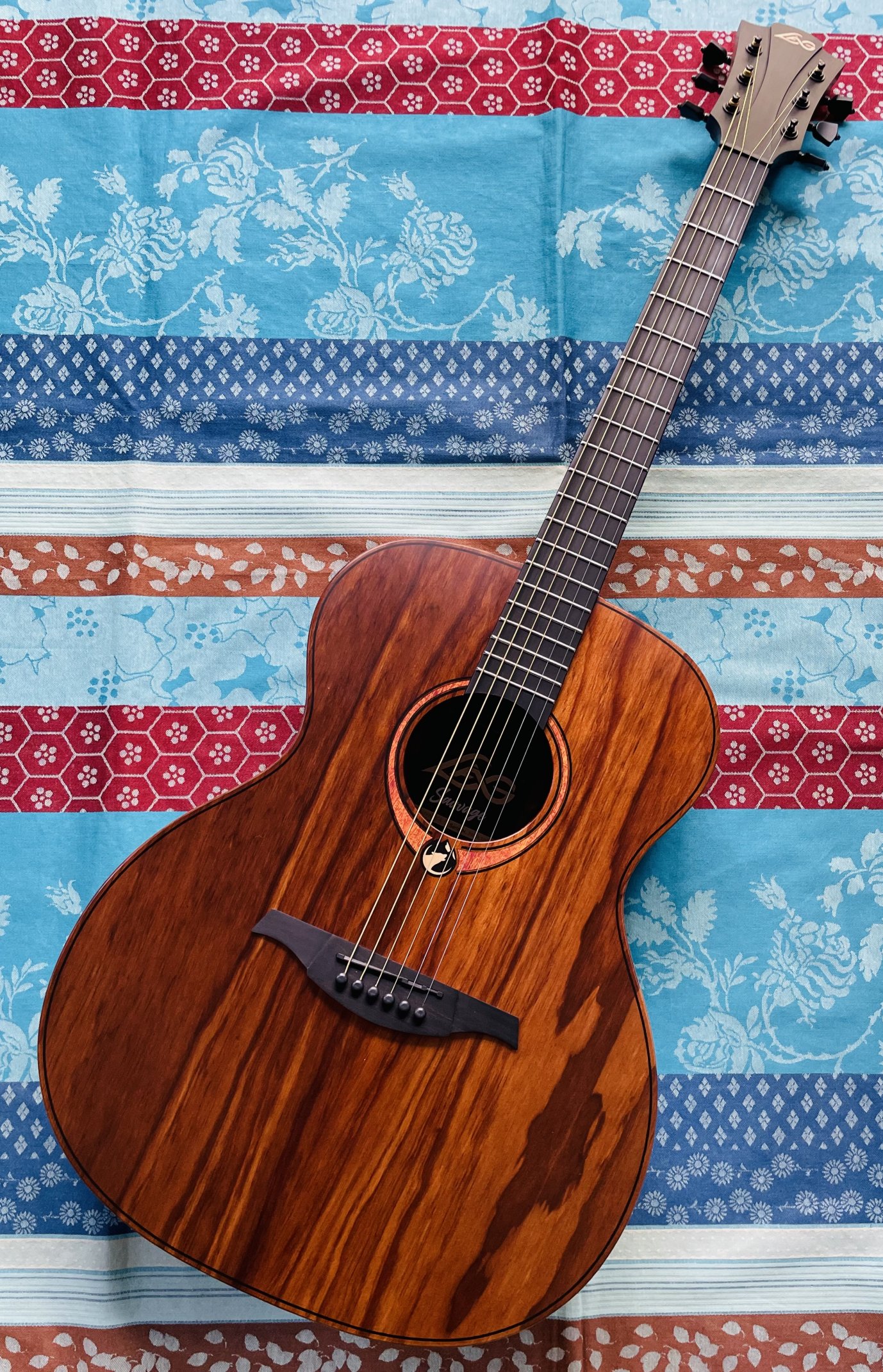 Guitare acoustique Lâg Sauvage A Auditorium n°2405LT09725, belle housse Lâg, clé et papiers d’origine