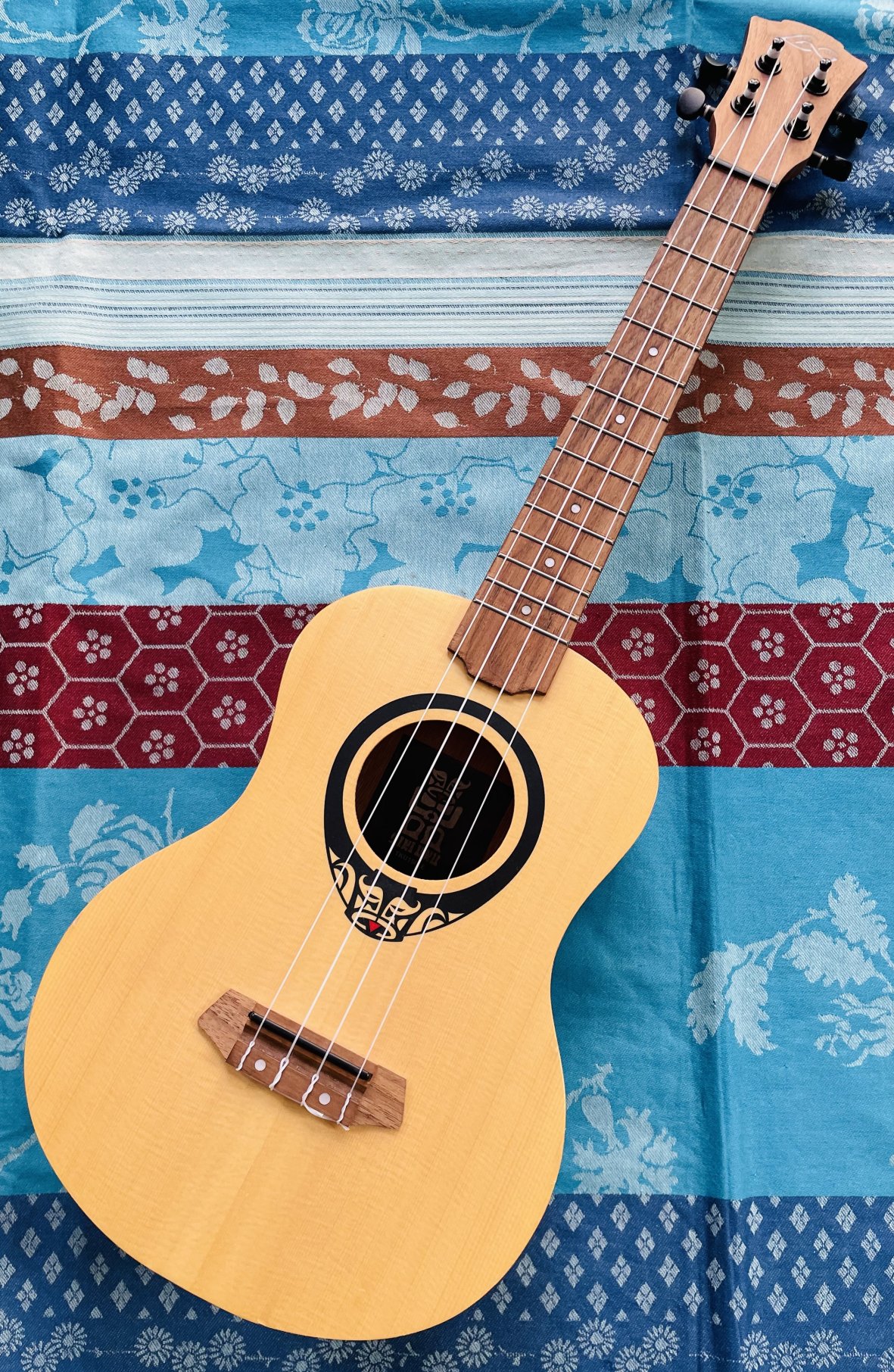 Ukulélé ténor Lâg TKU 150TE, housse d’origine, 2 piles plates neuves