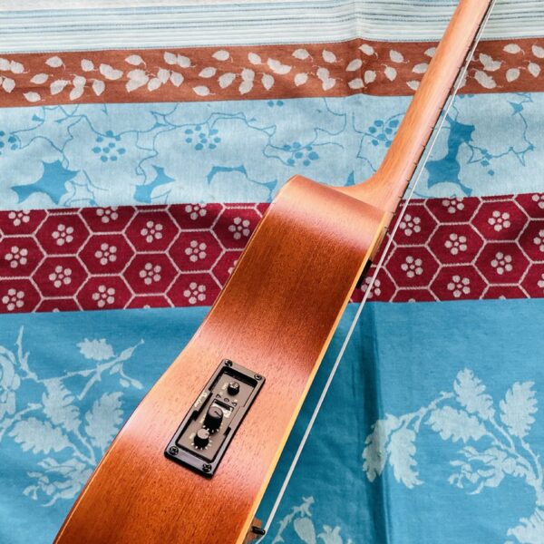 Alternative view of Ukulélé ténor Lâg TKU 150TE, housse d’origine, 2 piles plates neuves