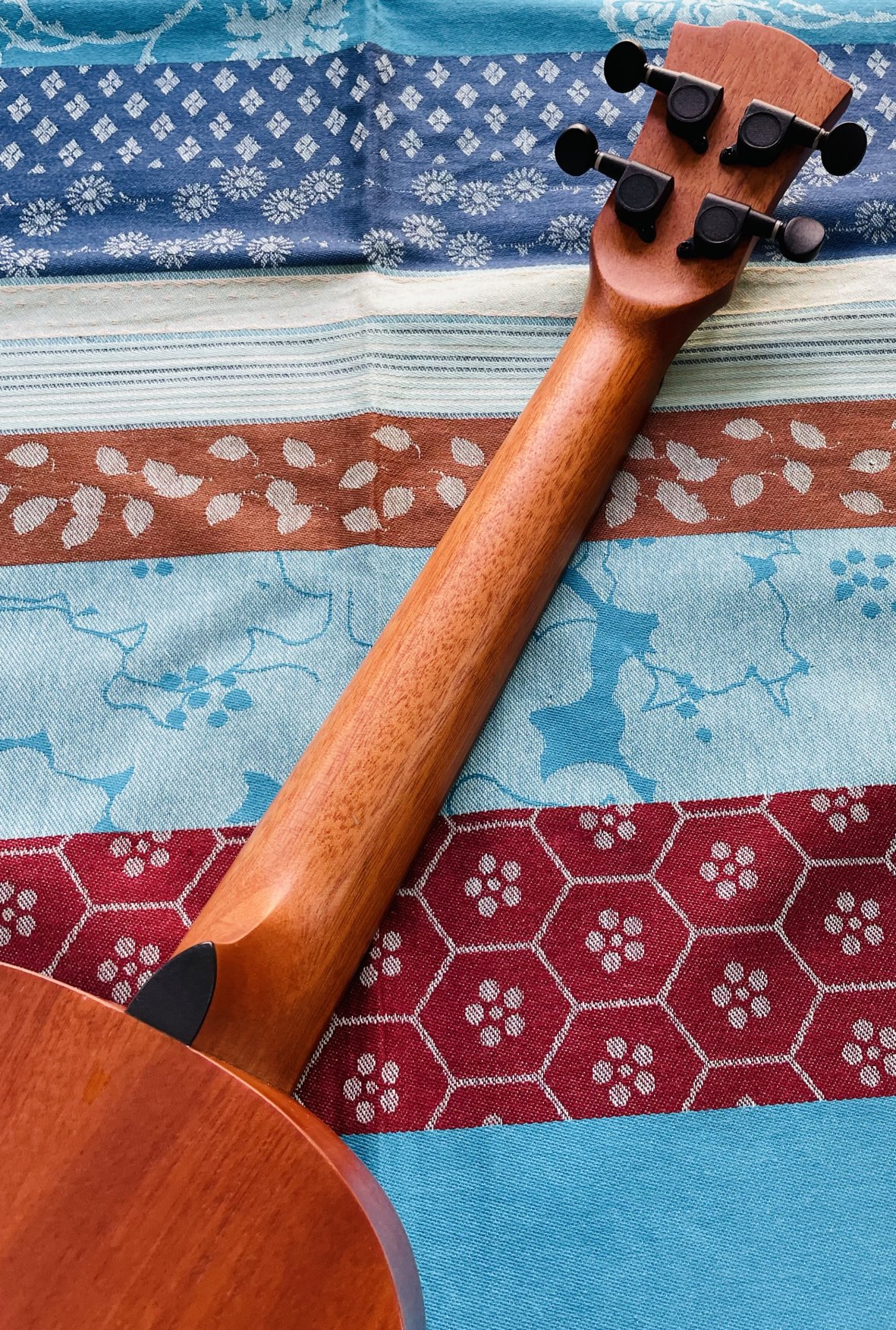 Ukulélé ténor Lâg TKU 150TE, housse d’origine, 2 piles plates neuves – Image 5