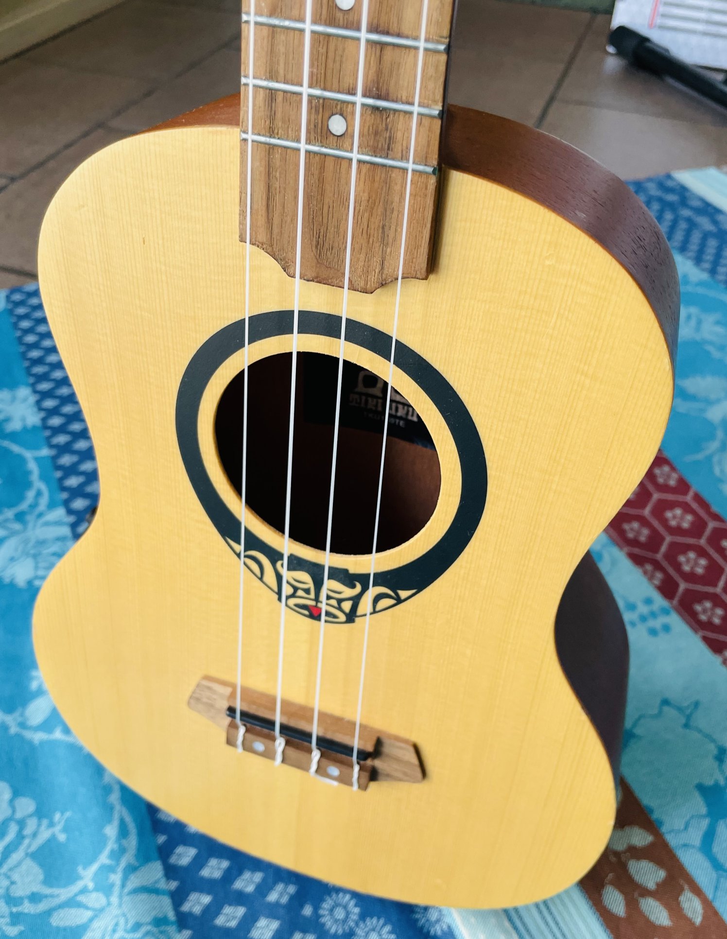 Ukulélé ténor Lâg TKU 150TE, housse d’origine, 2 piles plates neuves – Image 6