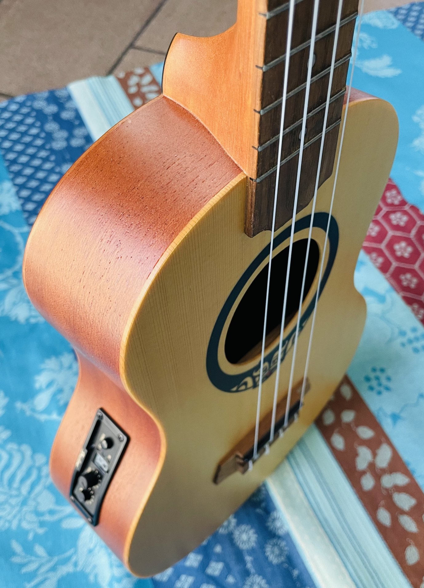 Ukulélé ténor Lâg TKU 150TE, housse d’origine, 2 piles plates neuves – Image 7