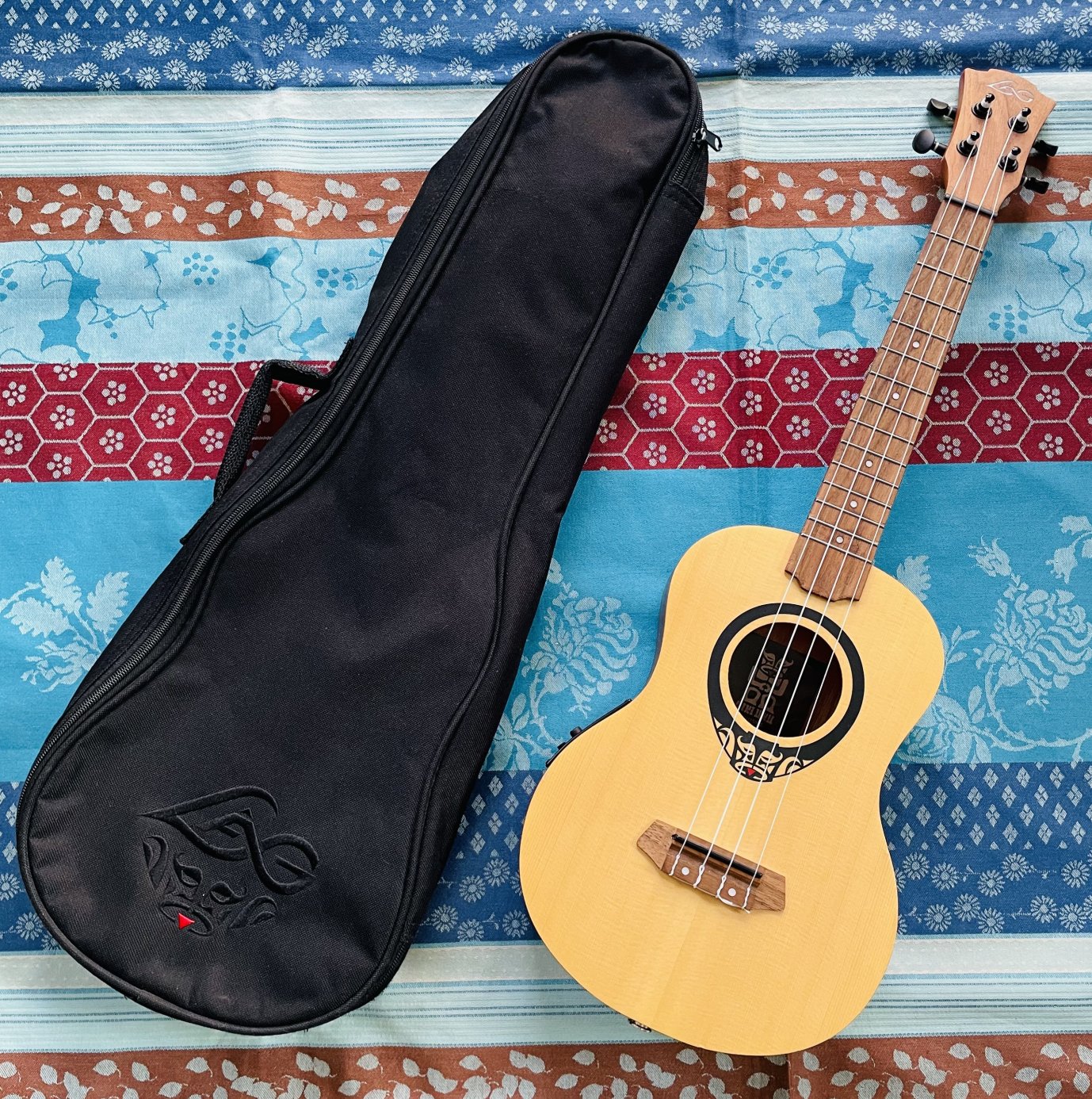 Ukulélé ténor Lâg TKU 150TE, housse d’origine, 2 piles plates neuves – Image 9