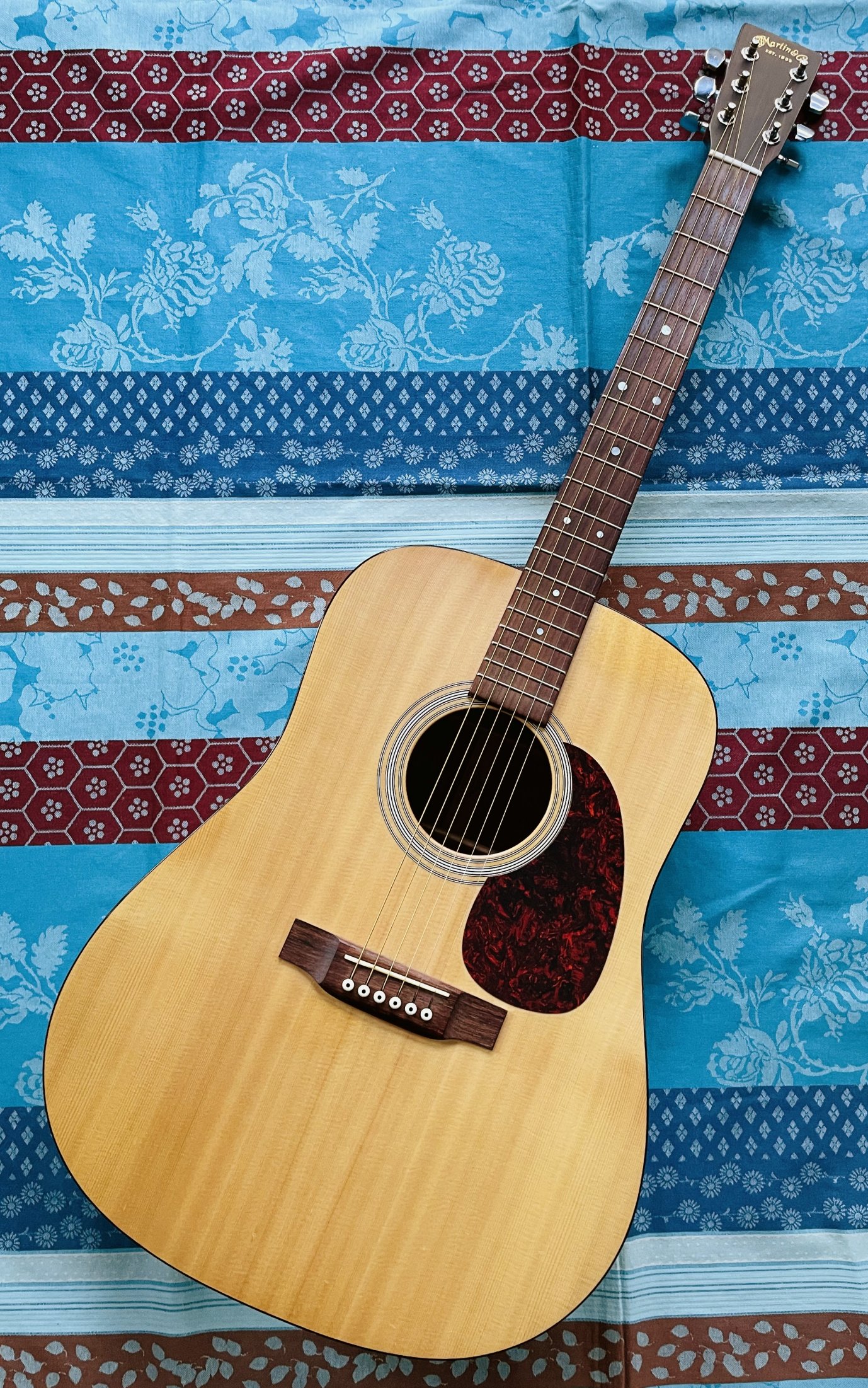 Guitare électro-acoustique Martin D1 n°1043663 (2005, USA), étui Martin, micro AKG posé par le luthier Caro