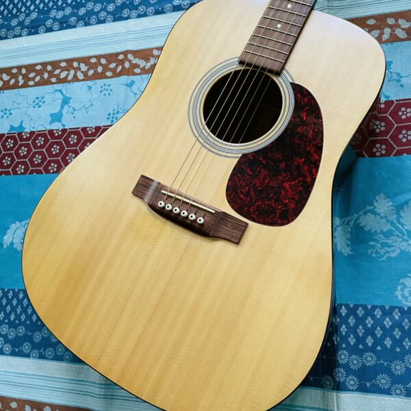 Alternative view of Guitare électro-acoustique Martin D1 n°1043663 (2005, USA), étui Martin, micro AKG posé par le luthier Caro