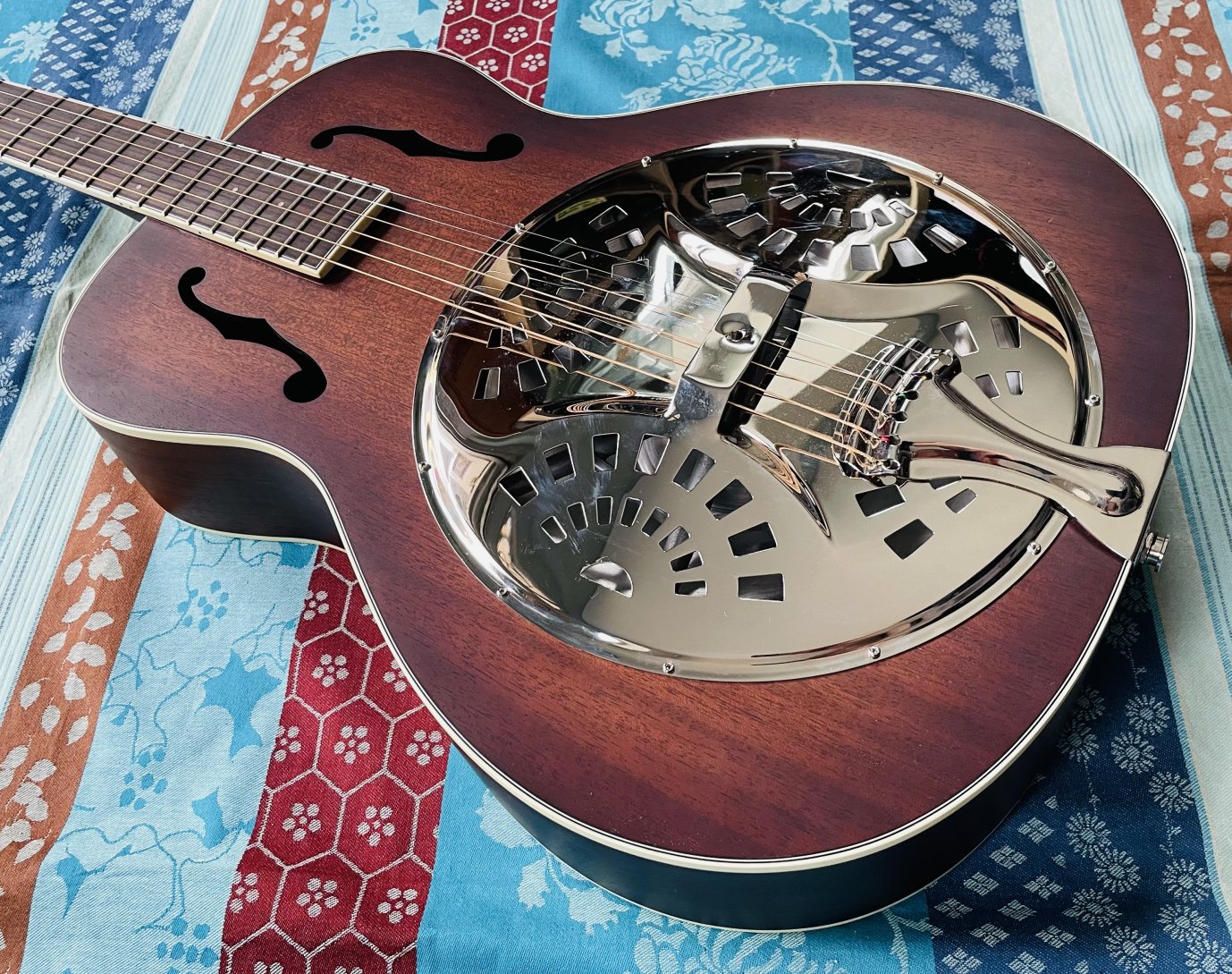 Dobro Fender Paramount PR180E ACB Aged Cognac Burst n°CSSL22033148, étui Fender Paramount, révision luthier Manteau (11.02.26) – Image 2