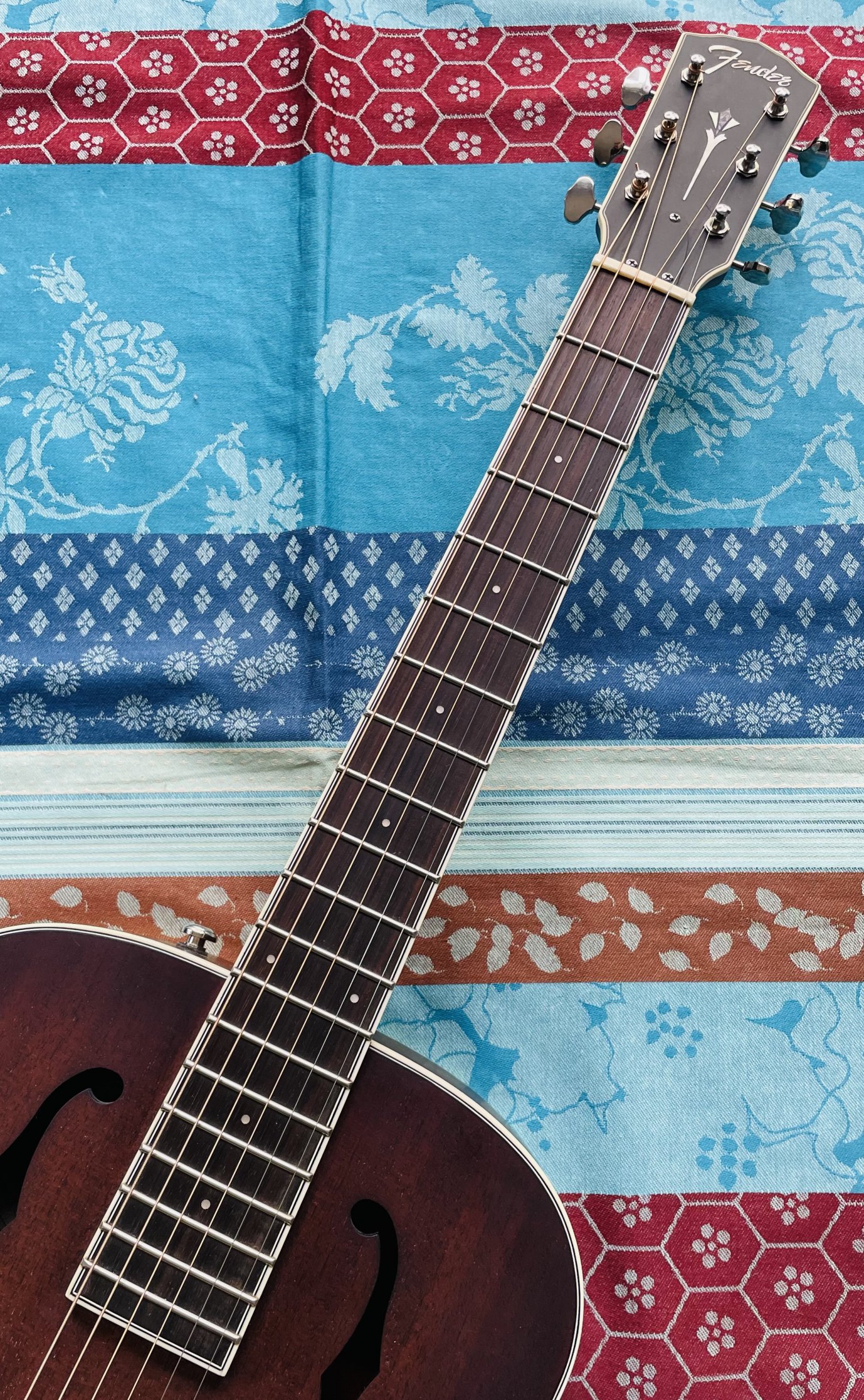 Dobro Fender Paramount PR180E ACB Aged Cognac Burst n°CSSL22033148, étui Fender Paramount, révision luthier Manteau (11.02.26) – Image 3