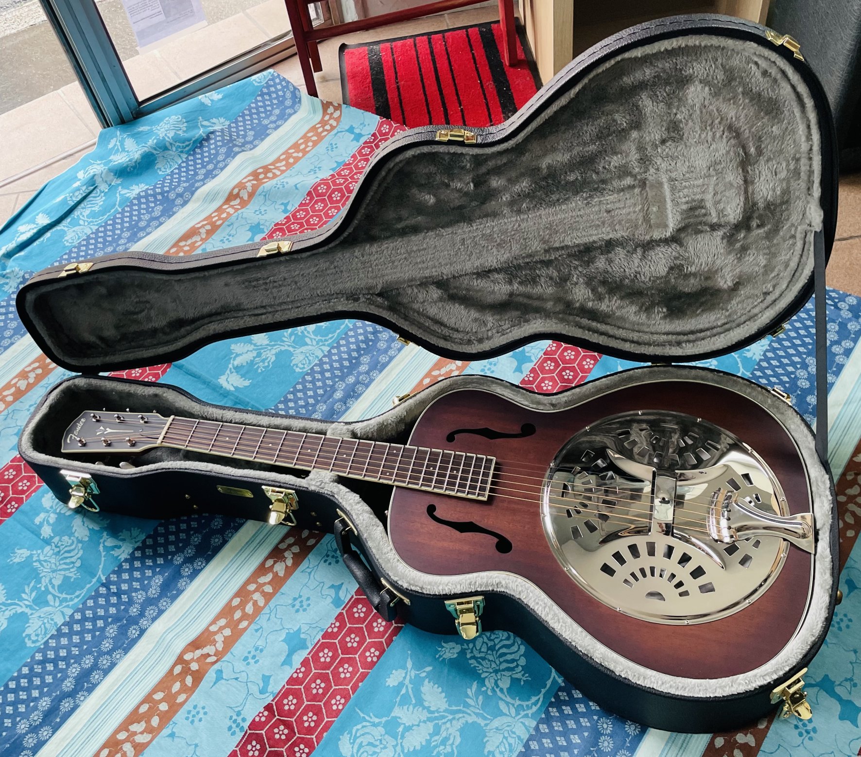 Dobro Fender Paramount PR180E ACB Aged Cognac Burst n°CSSL22033148, étui Fender Paramount, révision luthier Manteau (11.02.26) – Image 14