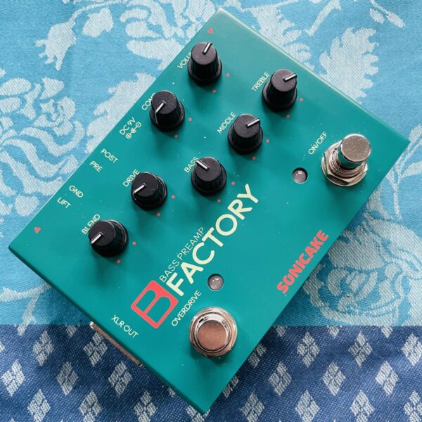 Pédale préampli analogique Sonicake Bass Preamp Factory B n°67050002545, boite d’origine