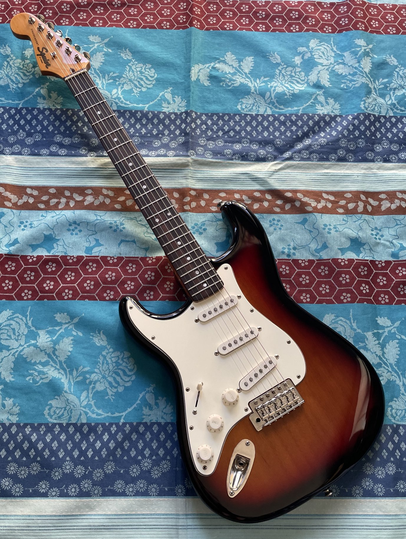 Guitare électrique gaucher Squier Classic Vibe 60's Stratocaster sunburst n°ISSJ20004382, révision luthier Thébé Lutherie, pose micros Squier