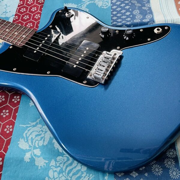 Alternative view of Guitare électrique Squier Jazzmaster Affinity Lake Placid Blue n°CYKJ21002762, pochette notice et clé