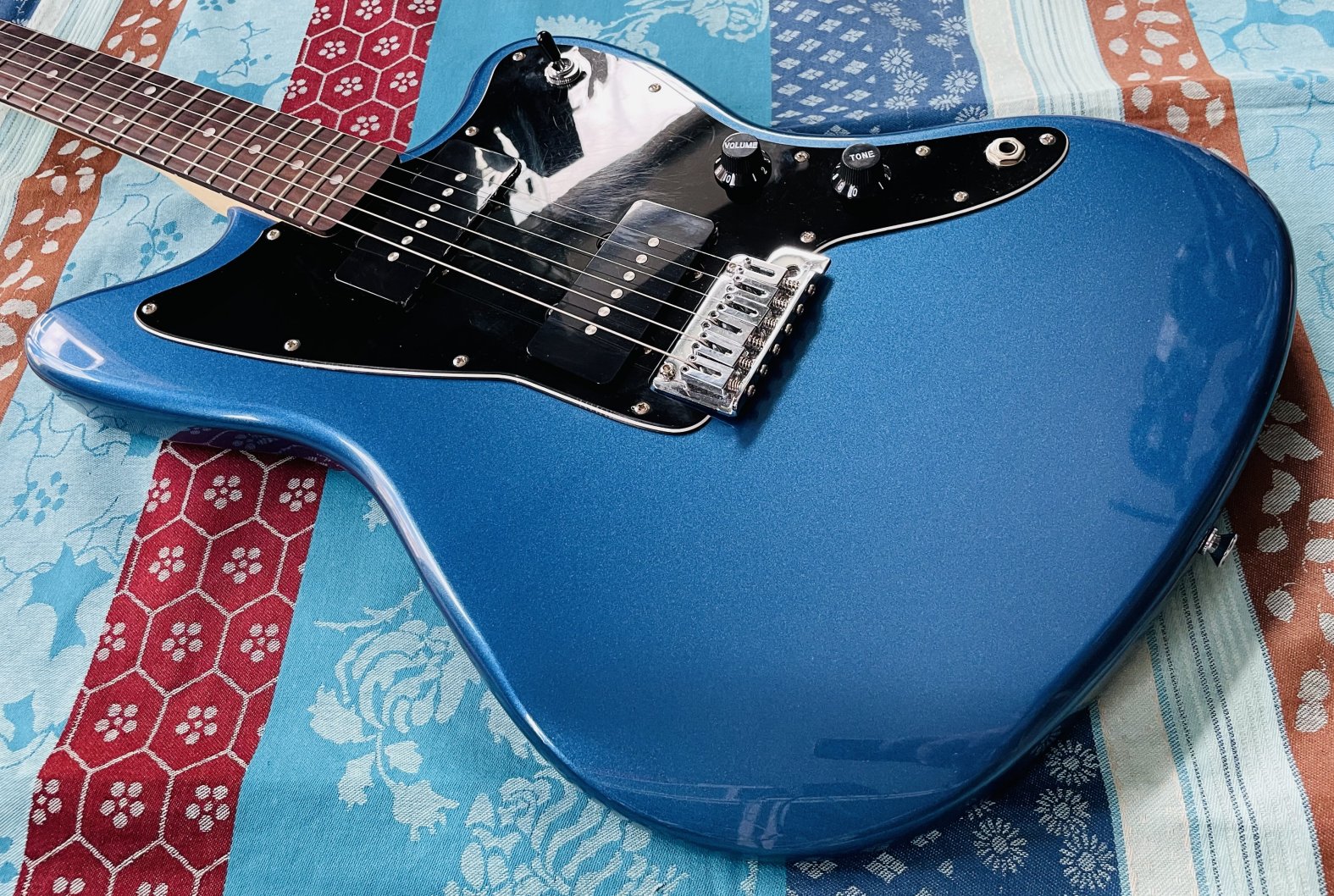 Guitare électrique Squier Jazzmaster Affinity Lake Placid Blue n°CYKJ21002762, pochette notice et clé – Image 2