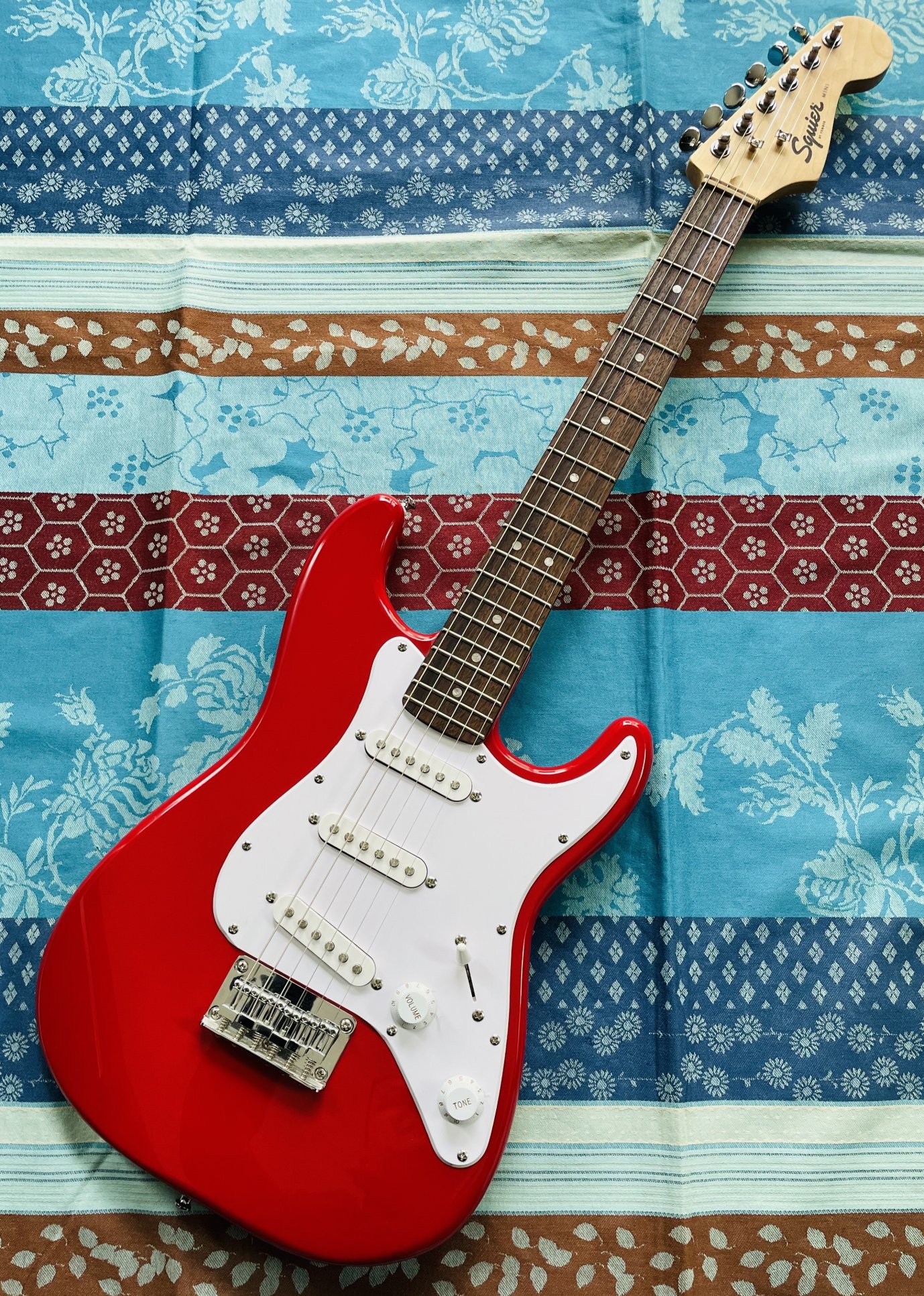 Guitare électrique trois quart Squier Stratocaster Strat Mini Red n°ICSE20004636, réglée avec cordes neuves