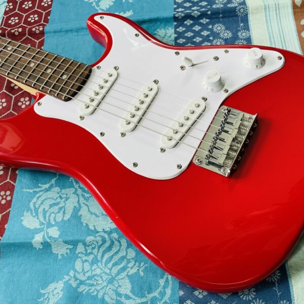 Alternative view of Guitare électrique trois quart Squier Stratocaster Strat Mini Red n°ICSE20004636, réglée avec cordes neuves