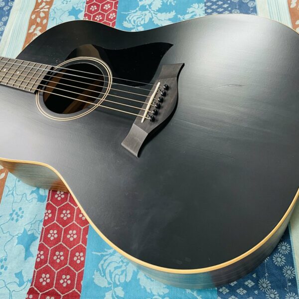 Alternative view of Guitare électro-acoustique Taylor AD17e Blacktop n°1206011017, housse Taylor Aerocase