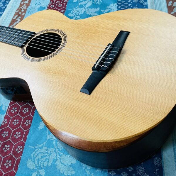 Alternative view of Guitare électro-acoustique Taylor Academy 12e Natural n°2106057422 (Mexico), housse Taylor, cordes neuves posées, réglage luthier