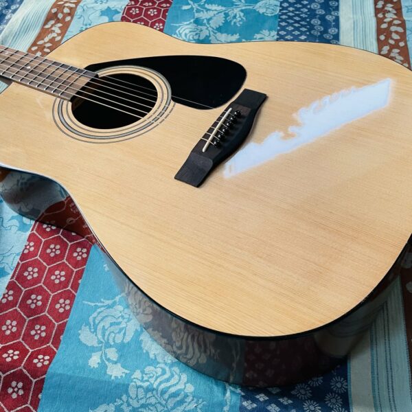 Alternative view of Guitare acoustique Yamaha FG310 n°HOP124647, carton, réglée chez le luthier Manteau (facture 25.02.26)