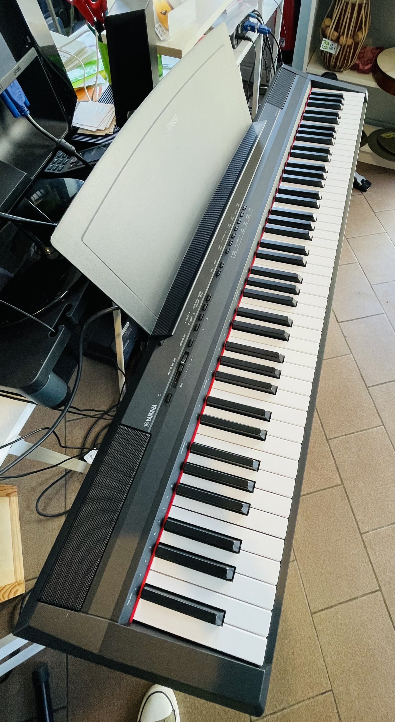 Piano numérique Yamaha P105B n°EBU02444, support meuble Yamaha L85, pédales LP-5A, alim