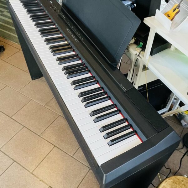 Alternative view of Piano numérique Yamaha P105B n°EBU02444, support meuble Yamaha L85, pédales LP-5A, alim