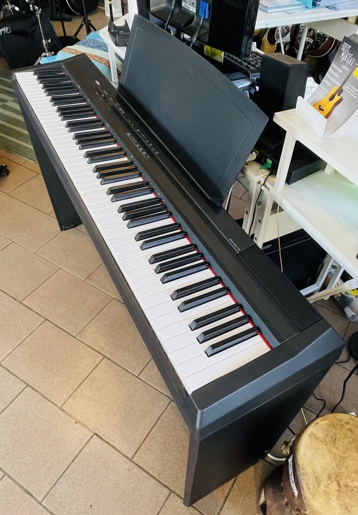 Piano numérique Yamaha P105B n°EBU02444, support meuble Yamaha L85, pédales LP-5A, alim – Image 2