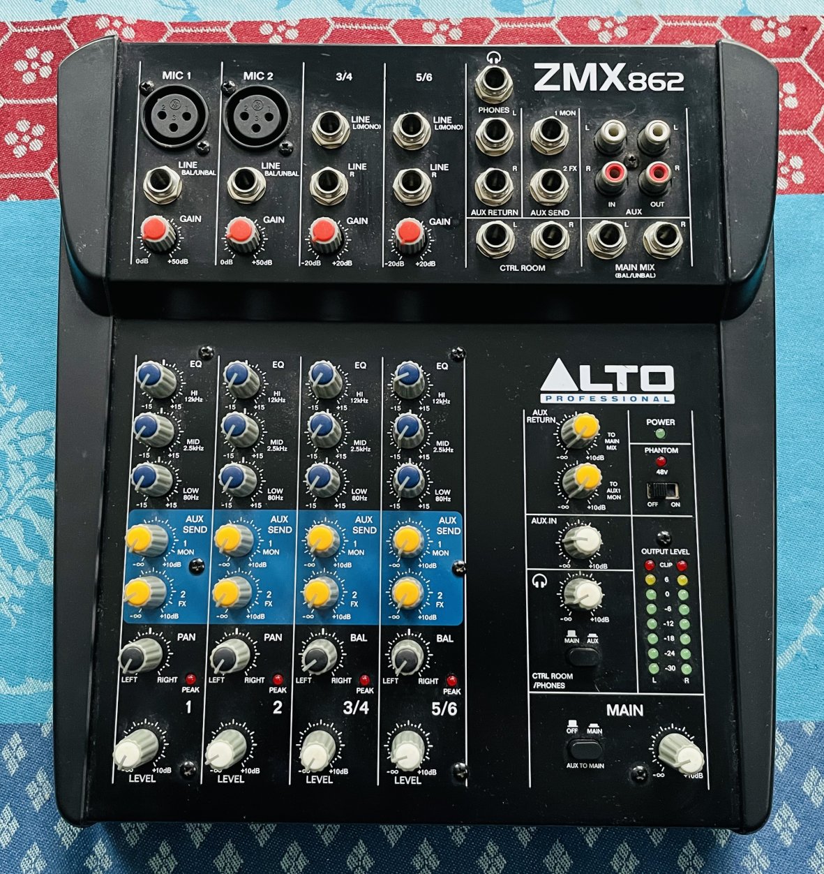 Table de mixage analogique Alto ZMX 862 n°UT14121011647545, carton, alim, notice