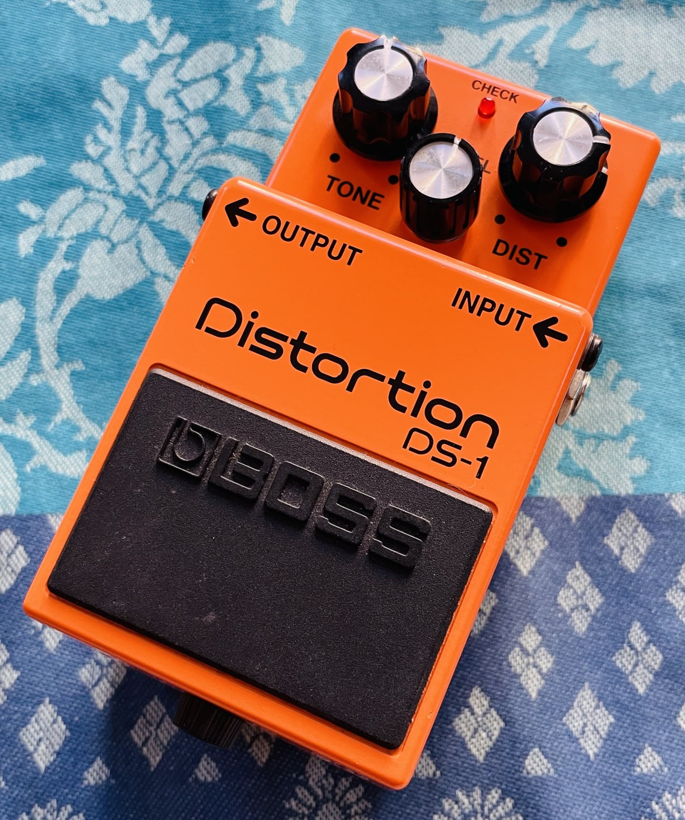 Pédale distortion Boss DS-1 n°V4C6457, boite d’origine, notices