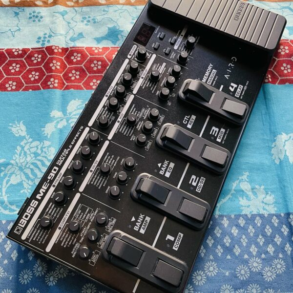 Alternative view of Multieffets guitare Boss ME-90 n°C4R4143, piles fournies