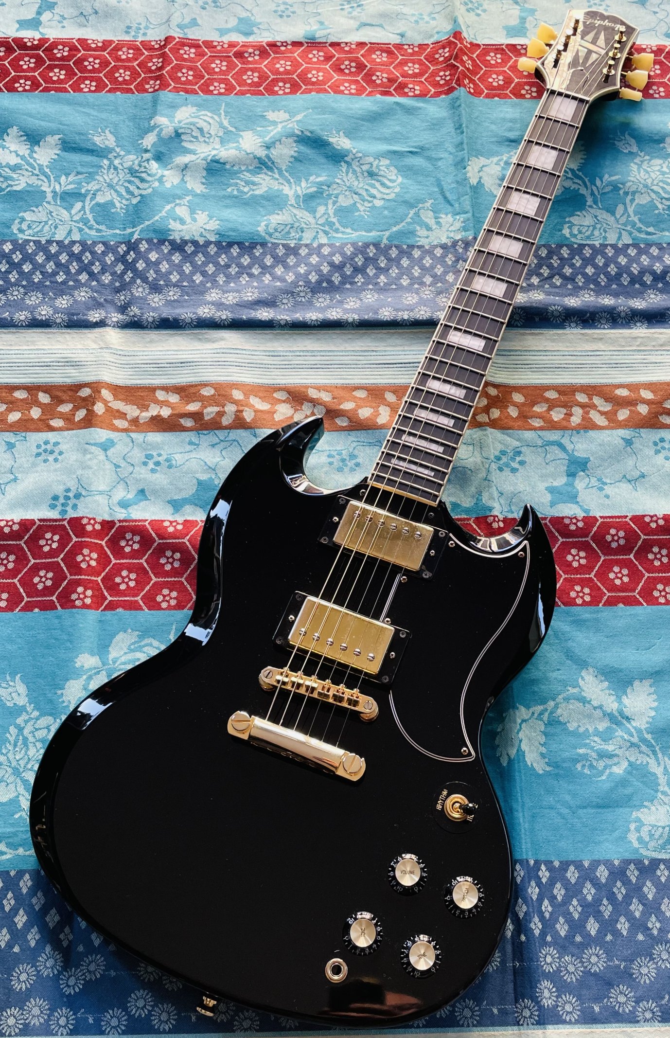 Guitare électrique Epiphone SG Custom Ebony n°21051524848, 2 push pull ajoutés et boutons d’origine, housse Gator, jack Fender, sangle Epiphone