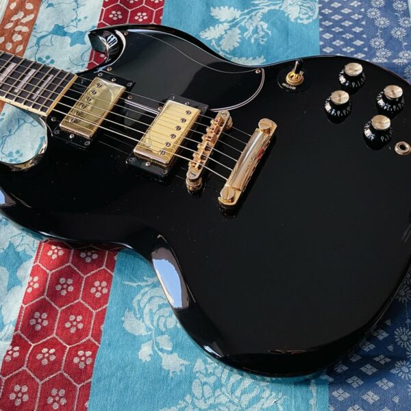 Alternative view of Guitare électrique Epiphone SG Custom Ebony n°21051524848, 2 push pull ajoutés et boutons d’origine, housse Gator, jack Fender, sangle Epiphone