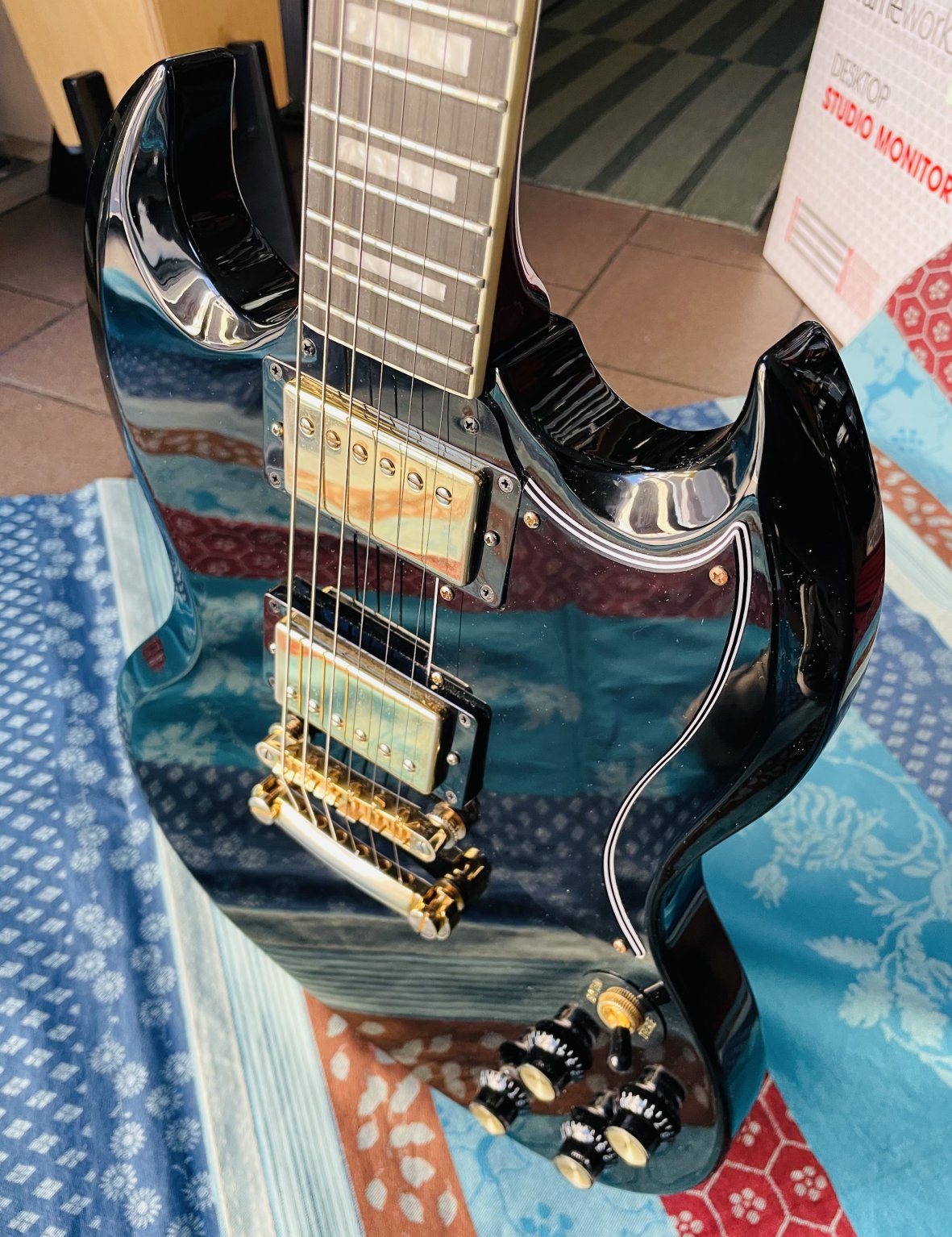 Guitare électrique Epiphone SG Custom Ebony n°21051524848, 2 push pull ajoutés et boutons d’origine, housse Gator, jack Fender, sangle Epiphone – Image 11