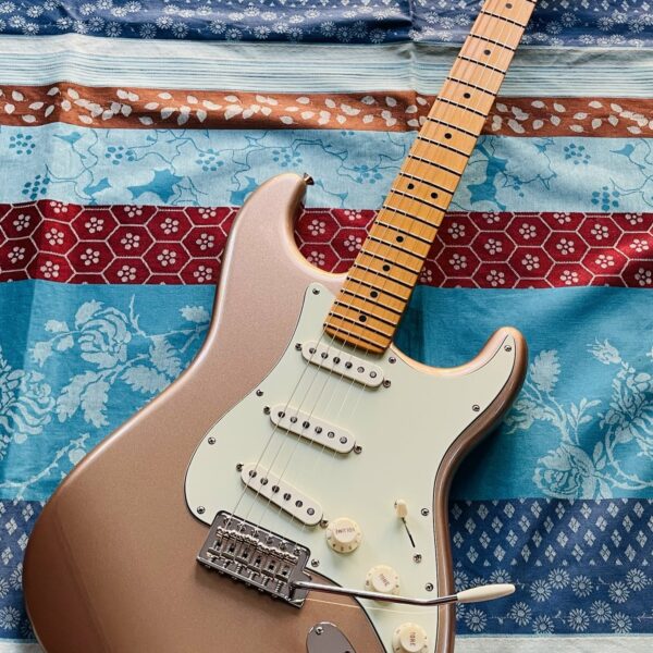 Guitare électrique Fender American Pro Classic Stratocaster Faded Firemist Gold n°US25061569, modèle 0114942384 (2025, USA), housse Fender, clé, certificats papiers Fender.