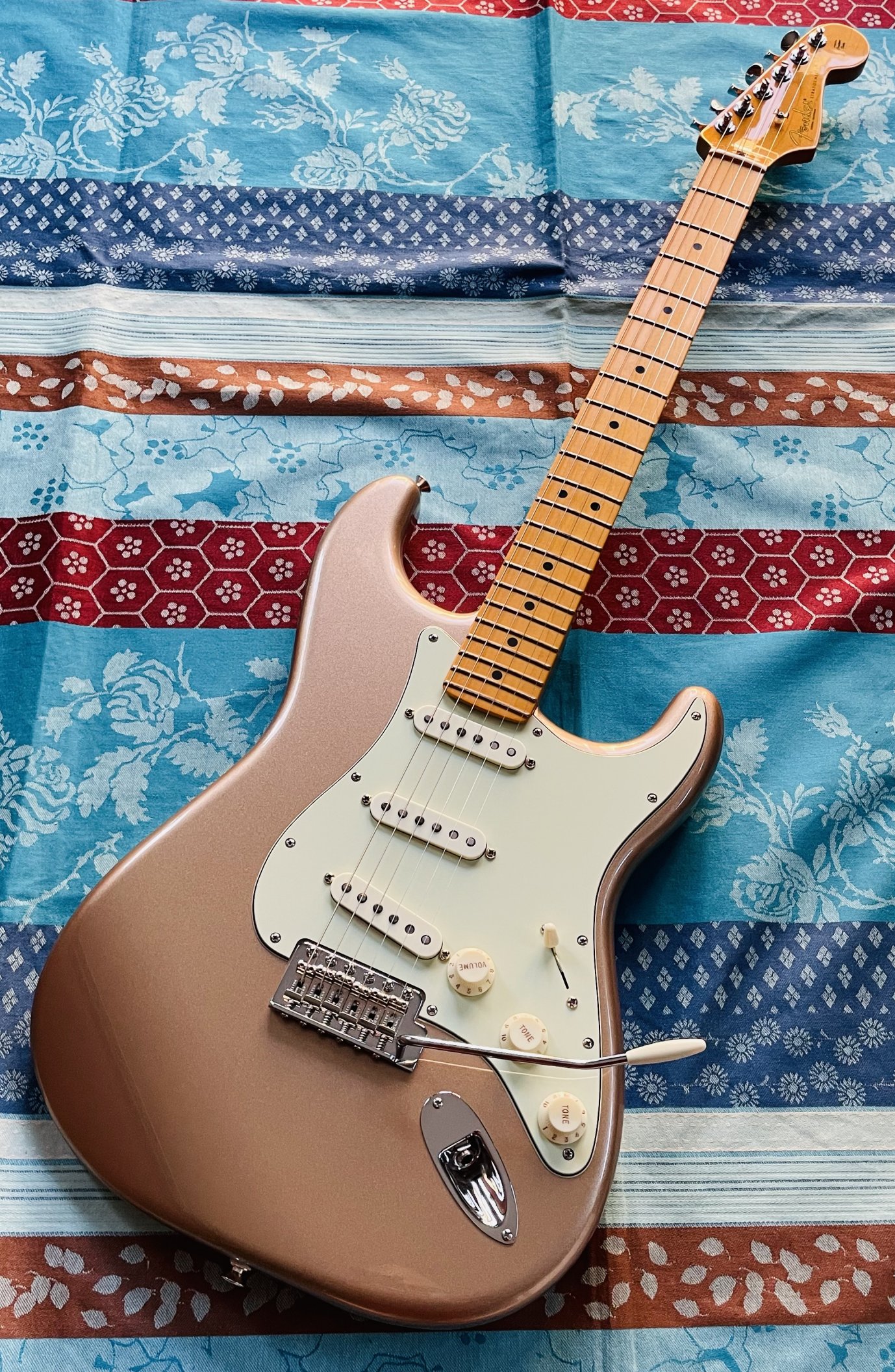 Guitare électrique Fender American Pro Classic Stratocaster Faded Firemist Gold n°US25061569, modèle 0114942384 (2025, USA), housse Fender, clé, certificats papiers Fender.